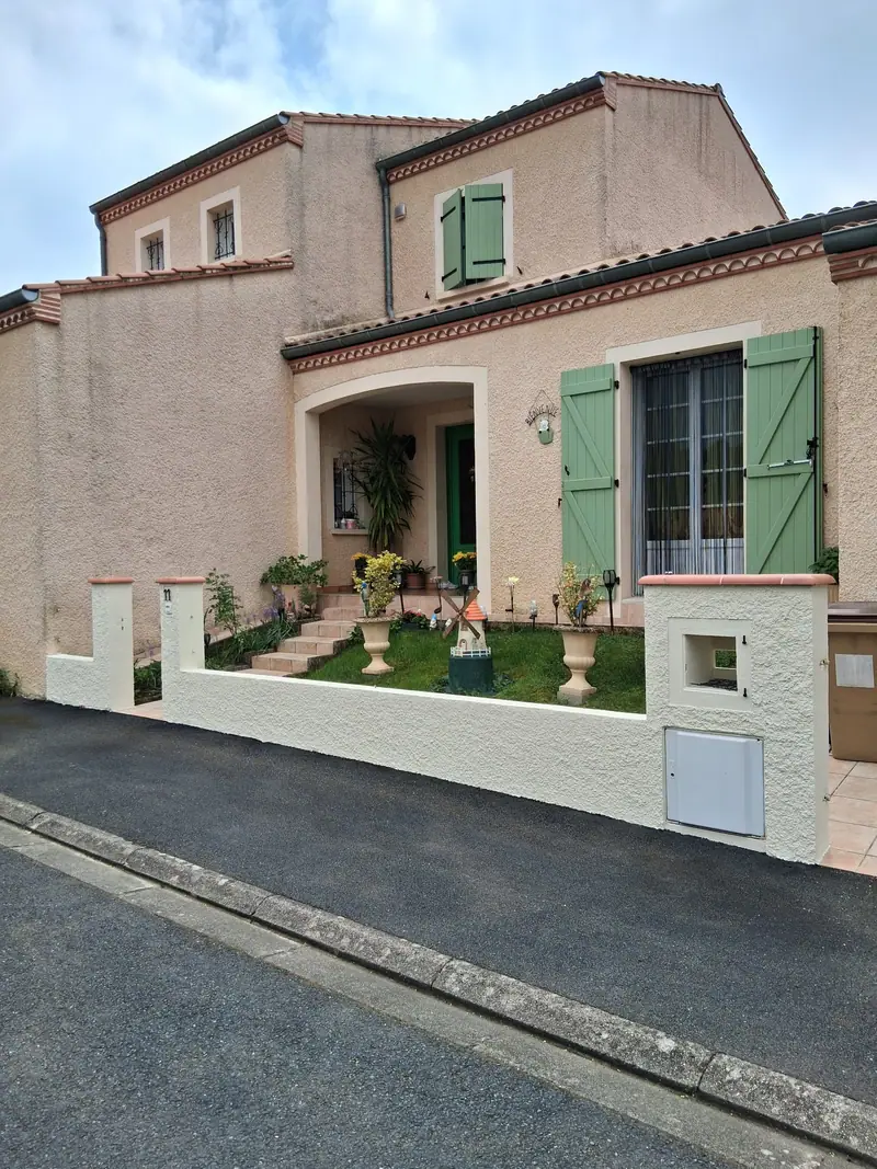 Murette extérieure après nettoyage, préparation et peinture